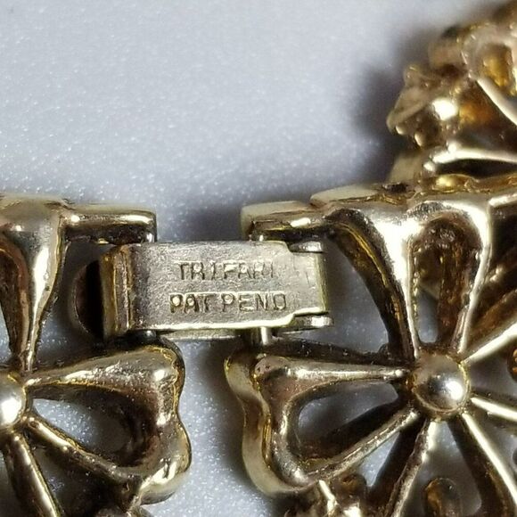 Vintage Trifari Pat Pend Signed Alfred Philip Gold Tone Flower Panel Necklace - Picture 7 of 10